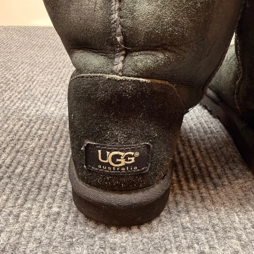 UGG Australia Classic Short Boots Womens Size 8 Black Suede Sheepskin Cozy